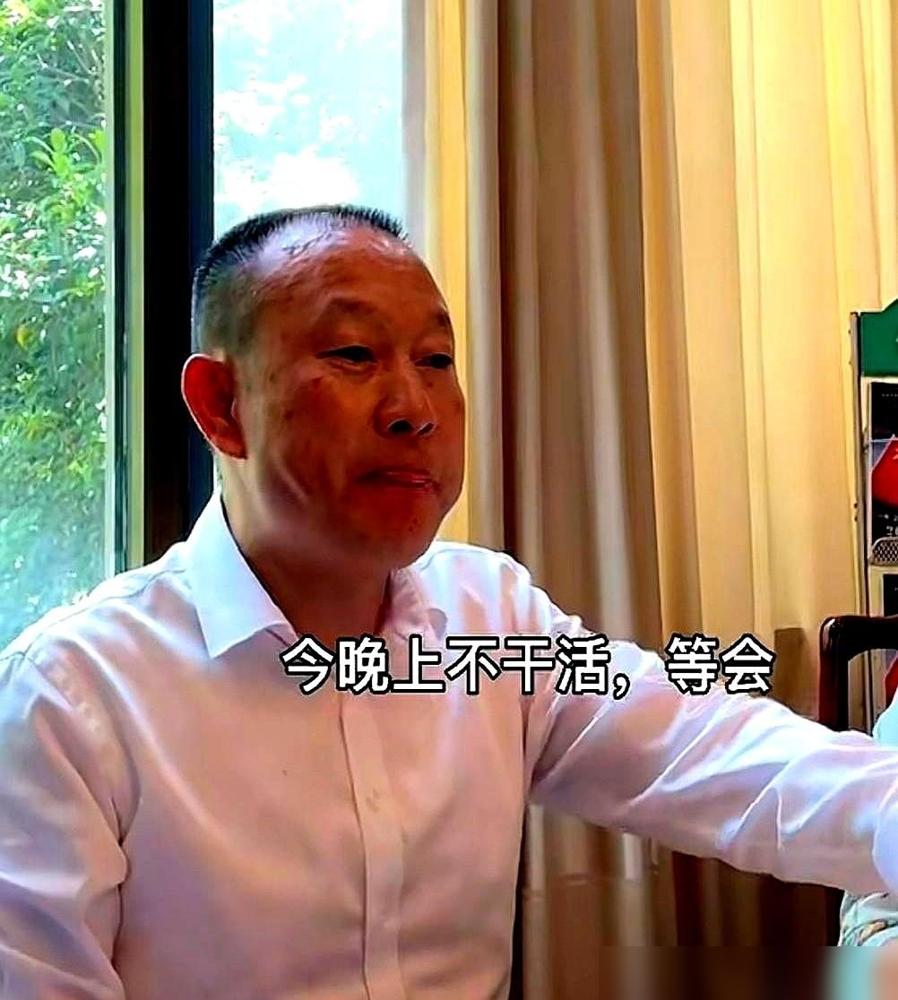 信阳毛尖的刘文新，最近的直播，估计比茶叶还苦。这事儿换谁碰上都闹心，本来是想