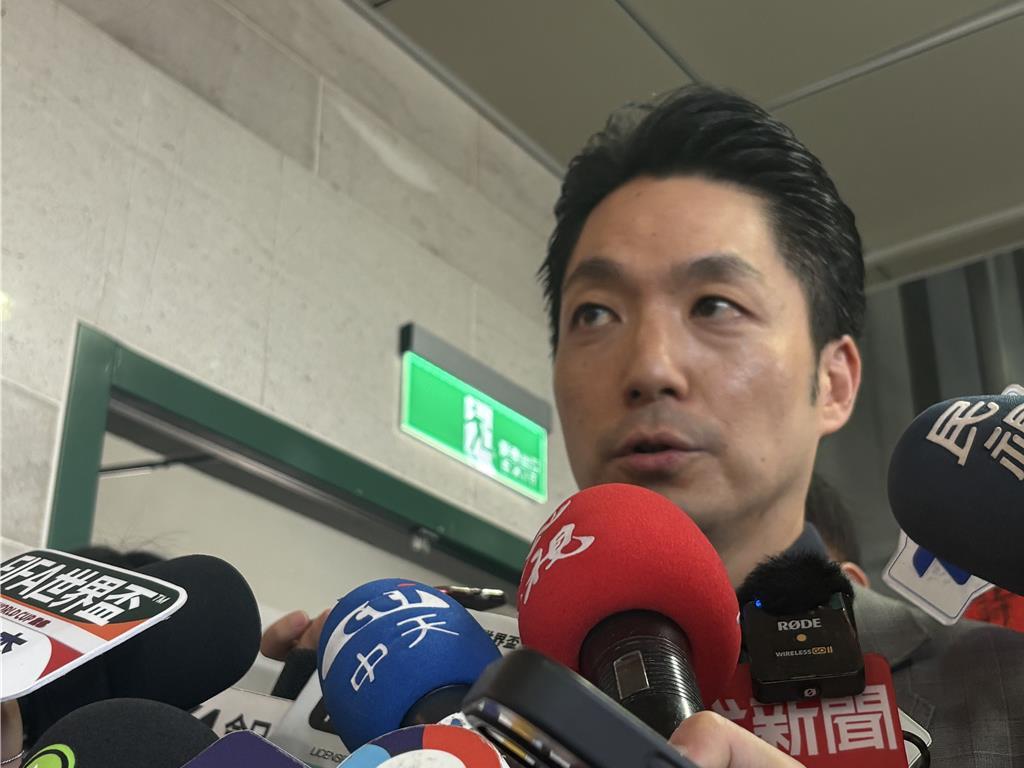 蒋万安表态全力支持无人机条款。蒋万安直接跳过了蓝绿白三版无人机条例的细节争议