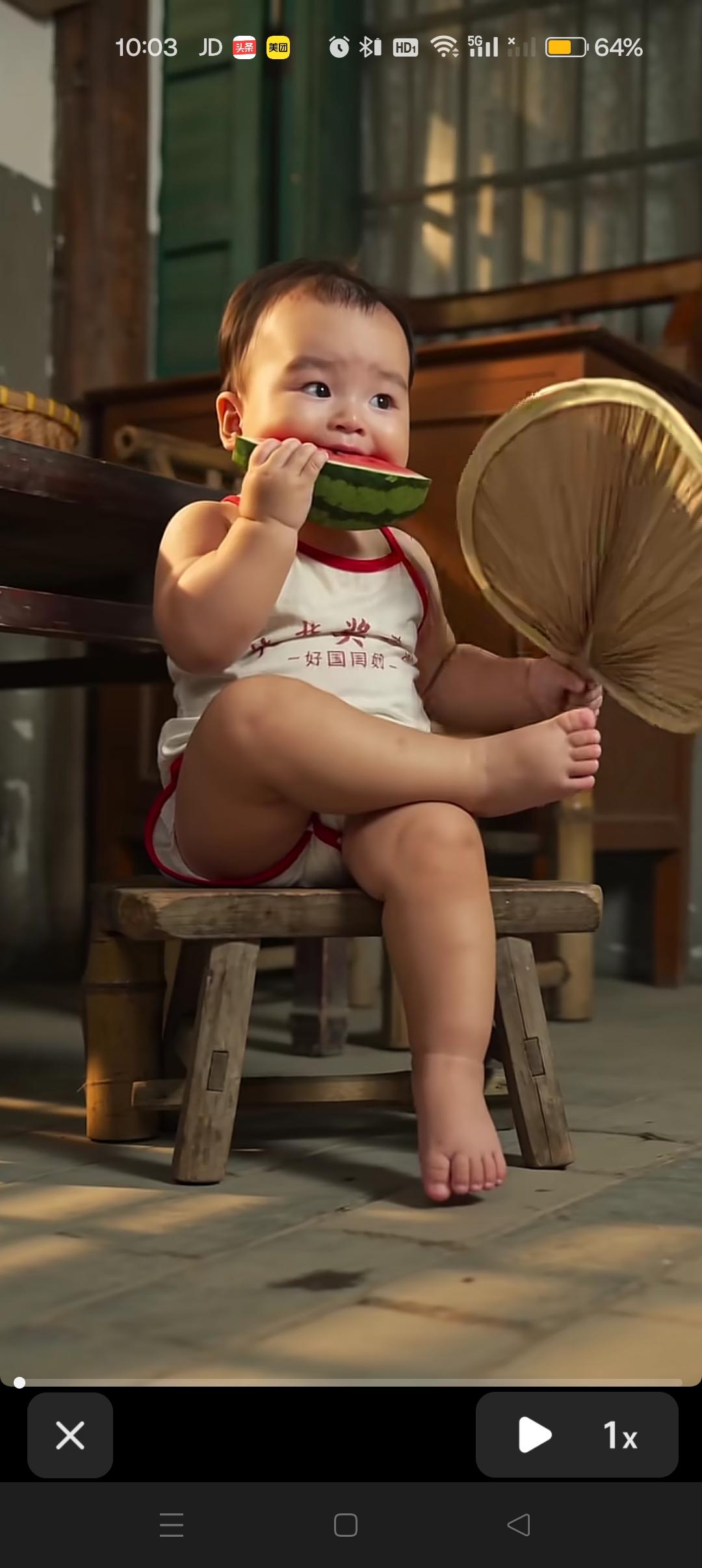 小汪宝吃西瓜！😍坐着小板凳，翘着二郎腿，打着小扇子，这日子真惬意啊😍