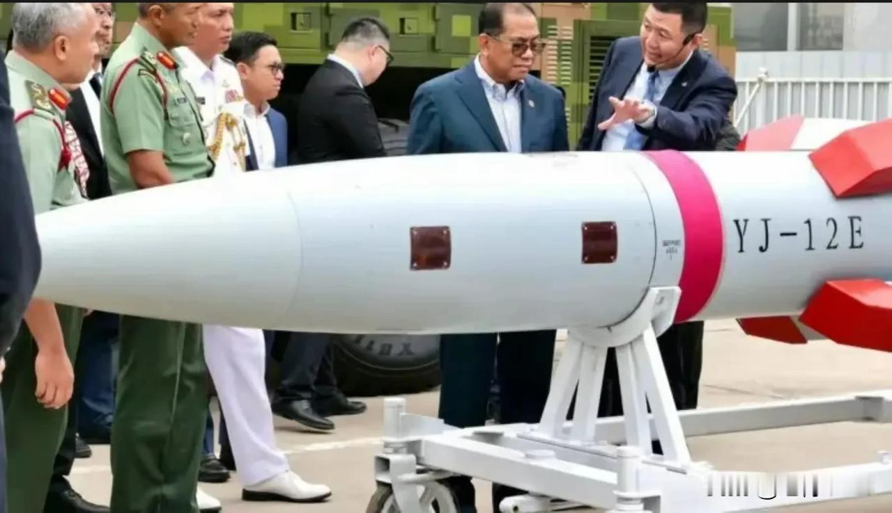 1. 马来西亚国防部长考察鹰击-12E导弹：马来西亚国防部长访华首日直奔航天