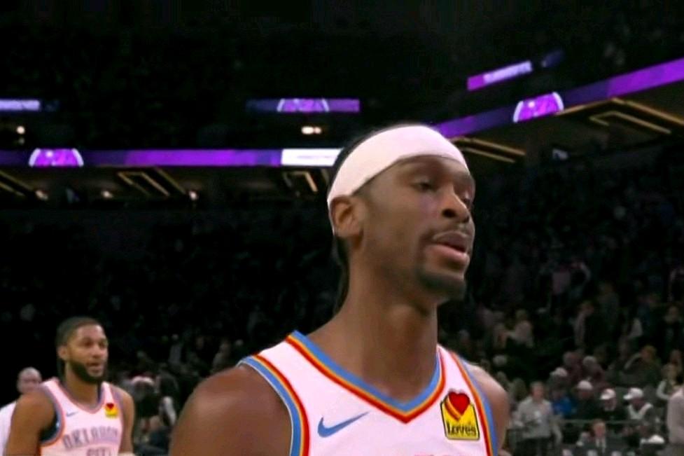 雷霆并非无懈可击！3点足以证明：1：裁判吹罚尺度：雷霆犯规30次，狼队犯规2