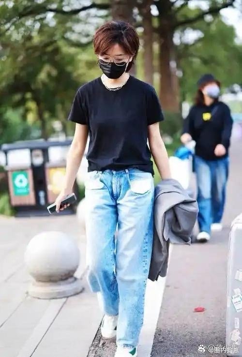 万茜剪短发后好时髦！T恤配牛仔裤，简约清爽。​​​