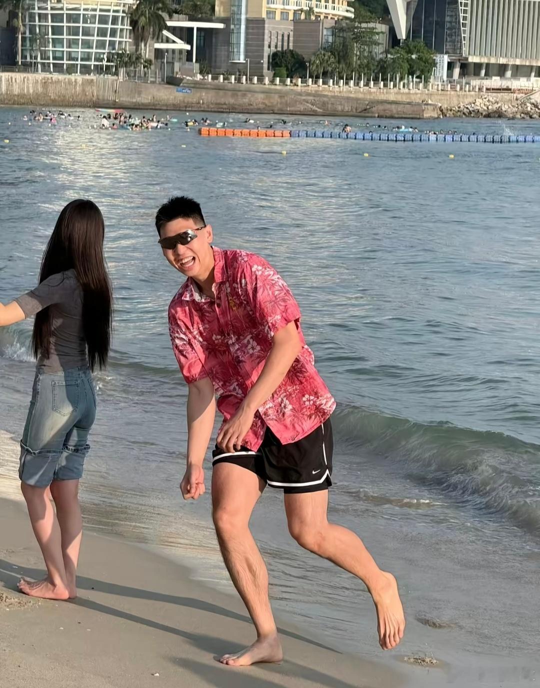 中秋假期崔永熙来到了深圳海边沙滩休闲放松​​​