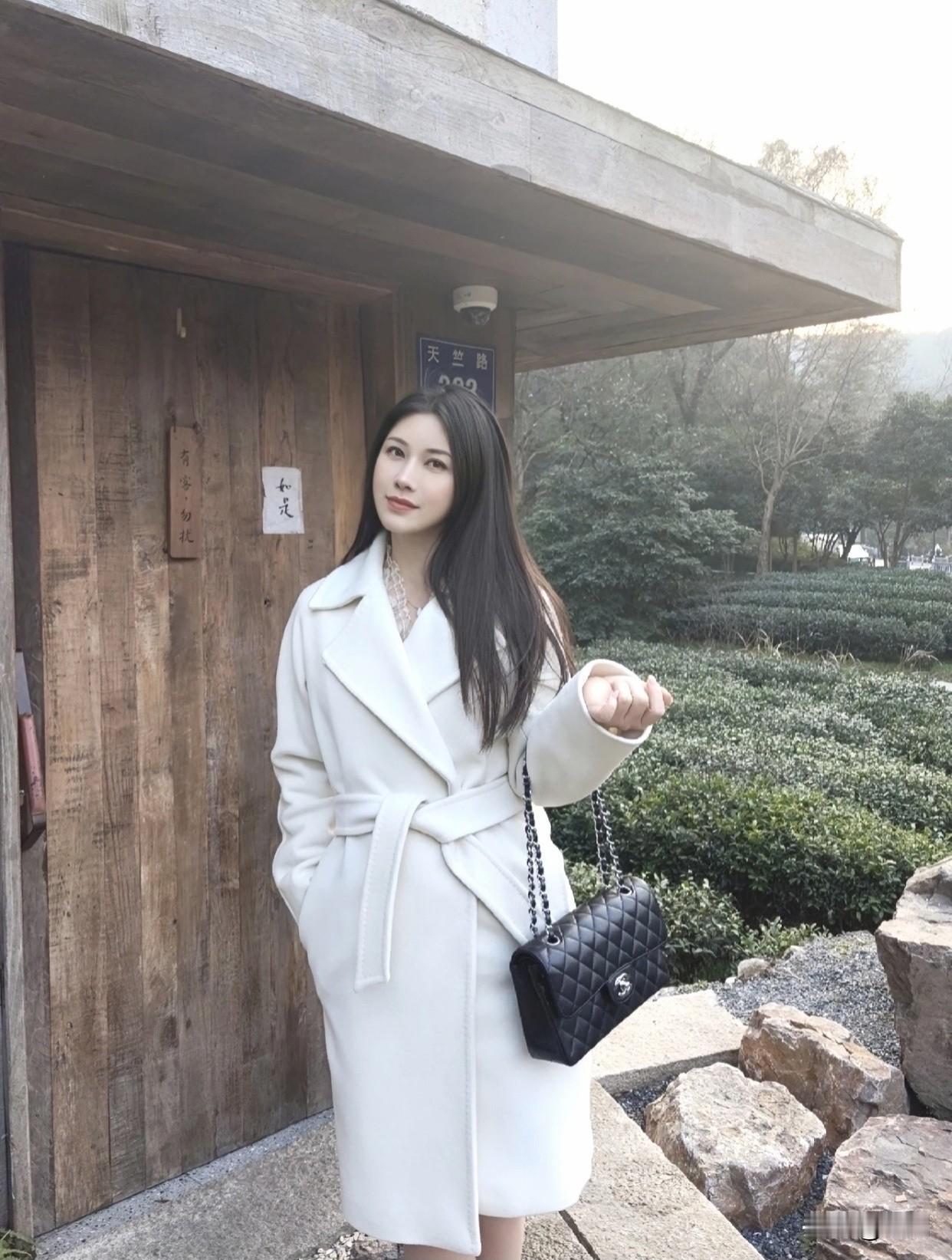 搭配光腿神器和高跟鞋，知性优雅范直接拉满，尽显现代女性魅力。要是搭配针织裙，又能