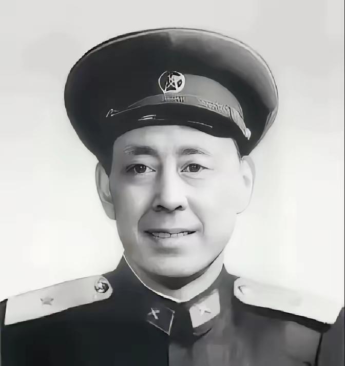 1952年朝鲜战场，战士颜邦翼运送炮弹时，突然发现师长有点面熟。他死死盯着对方，