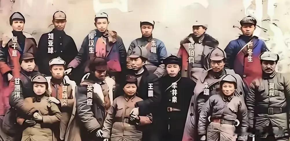 红二方面军长征后，主要将领合影1936年10月，红二方面军长征到陕北。19