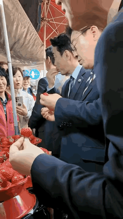 韩国有这么落后吗？钱包都拿出来了，李在明能赢尹锡悦的最根本原因就是他时刻想着怎么