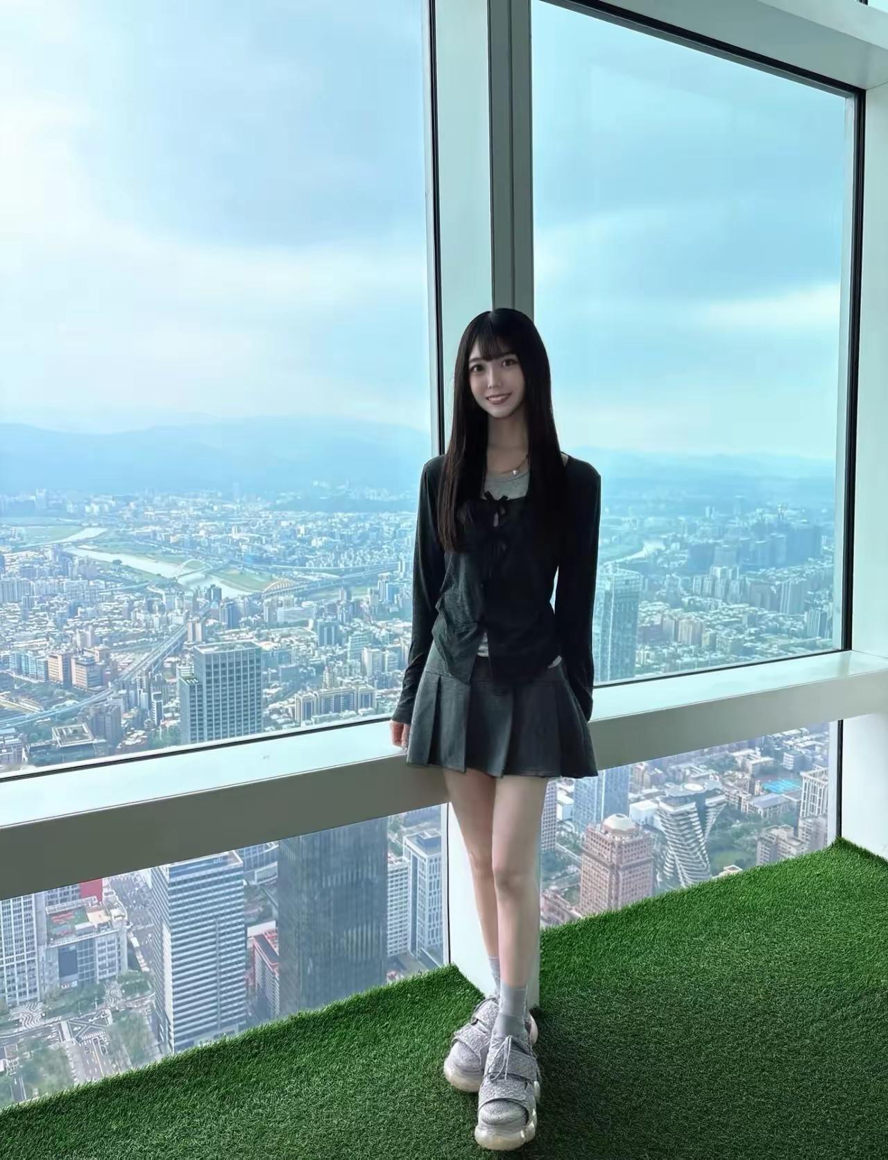 隔着窗户玻璃我就能猜到，就好像是东京