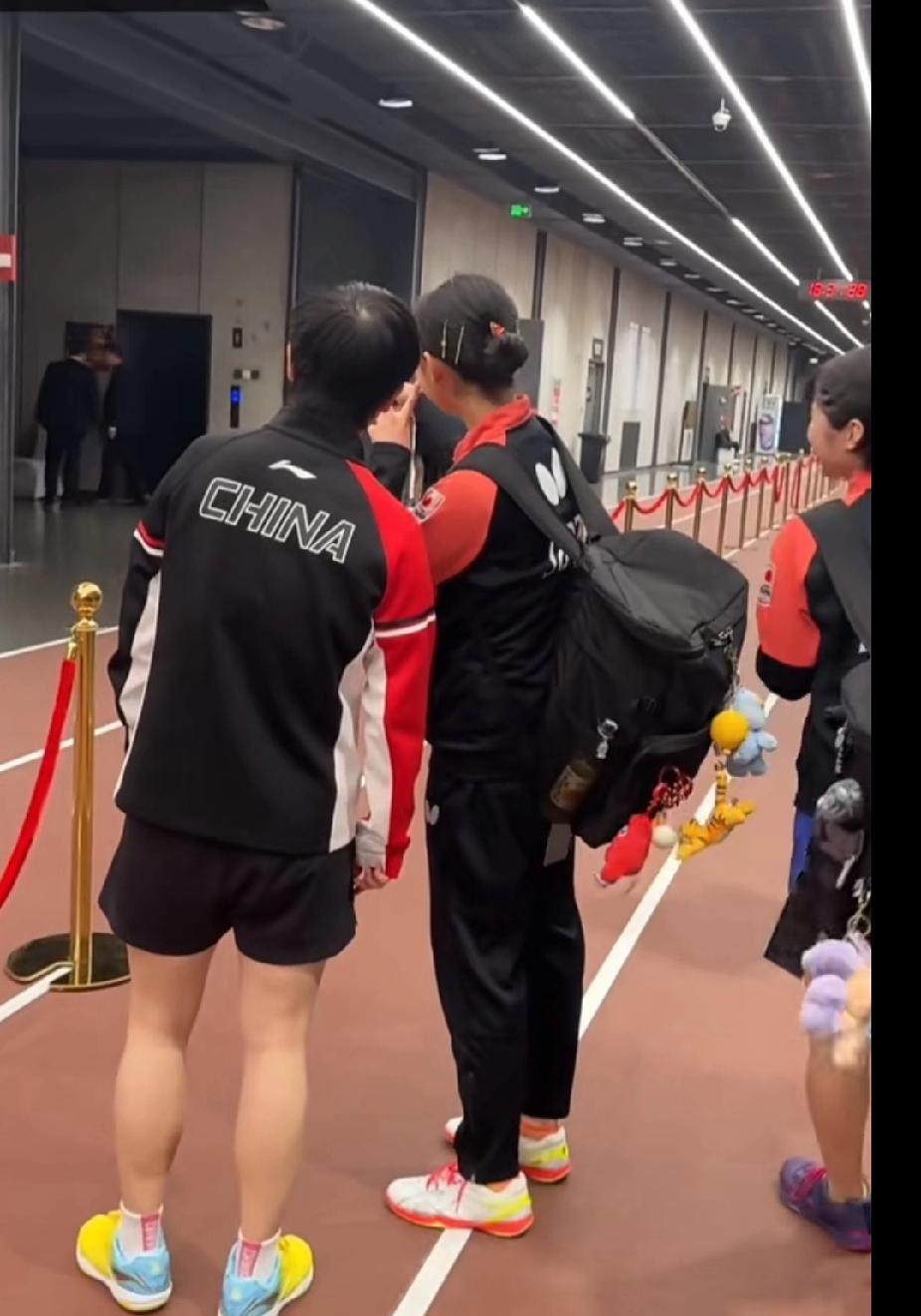 WTT北京大满贯暖心瞬间！孙颖莎赛场内外人气爆棚，成乒乓迷“团宠”在2025年