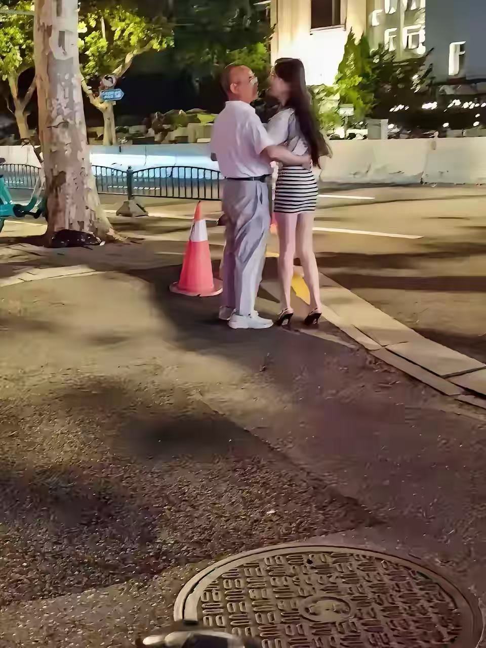 一看这位大就是有退休金.....