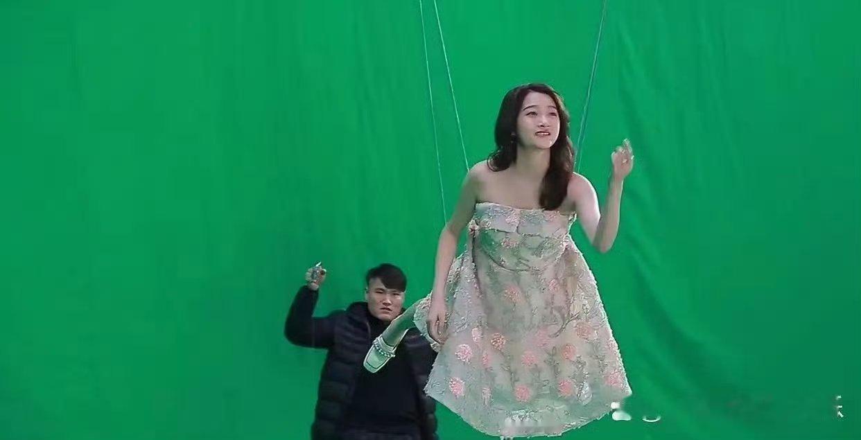 关晓彤看着好瘦啊，手臂真的很细了，怎么老有人说她胖了