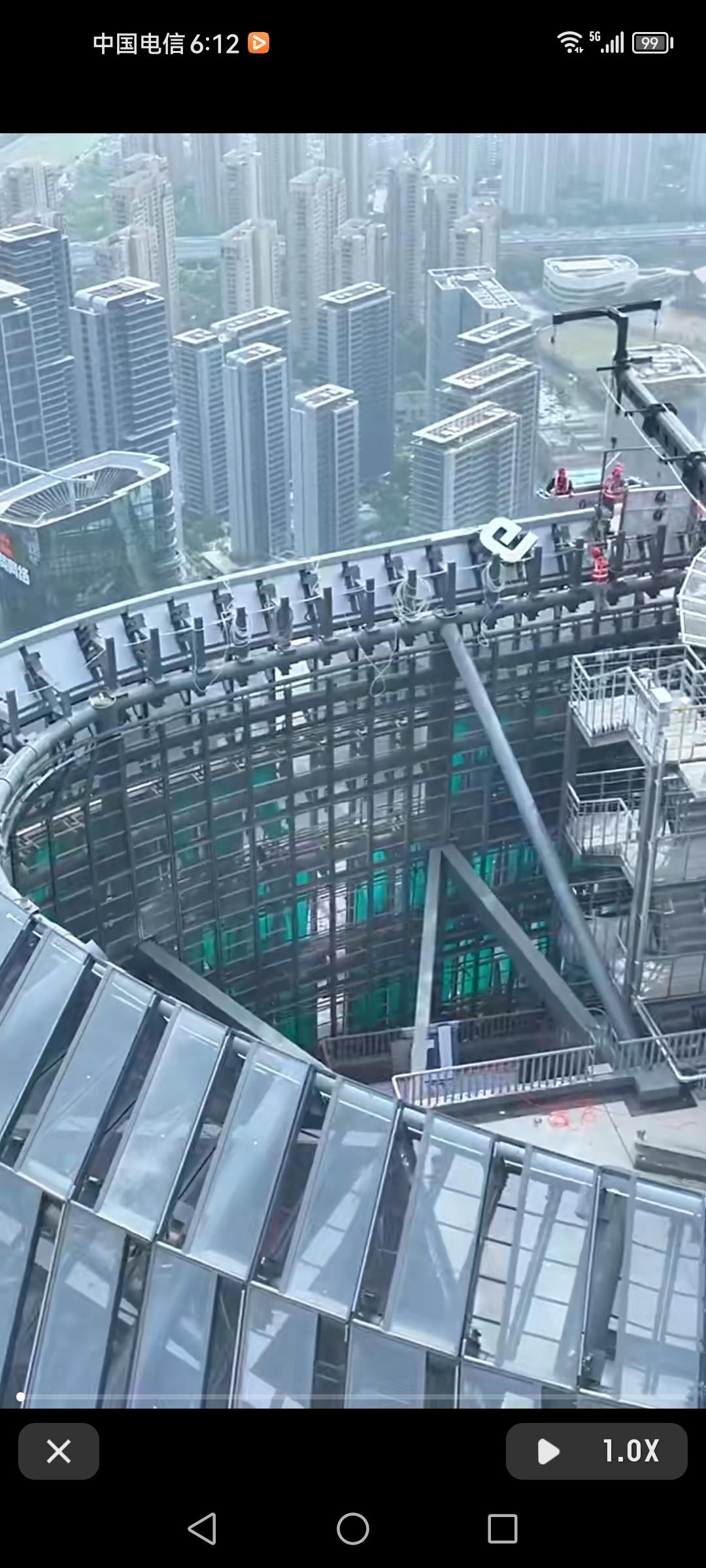 杭州那座309米的第一高楼，它的弧形玻璃幕墙发光字简直太酷了。这可是地标级工程，