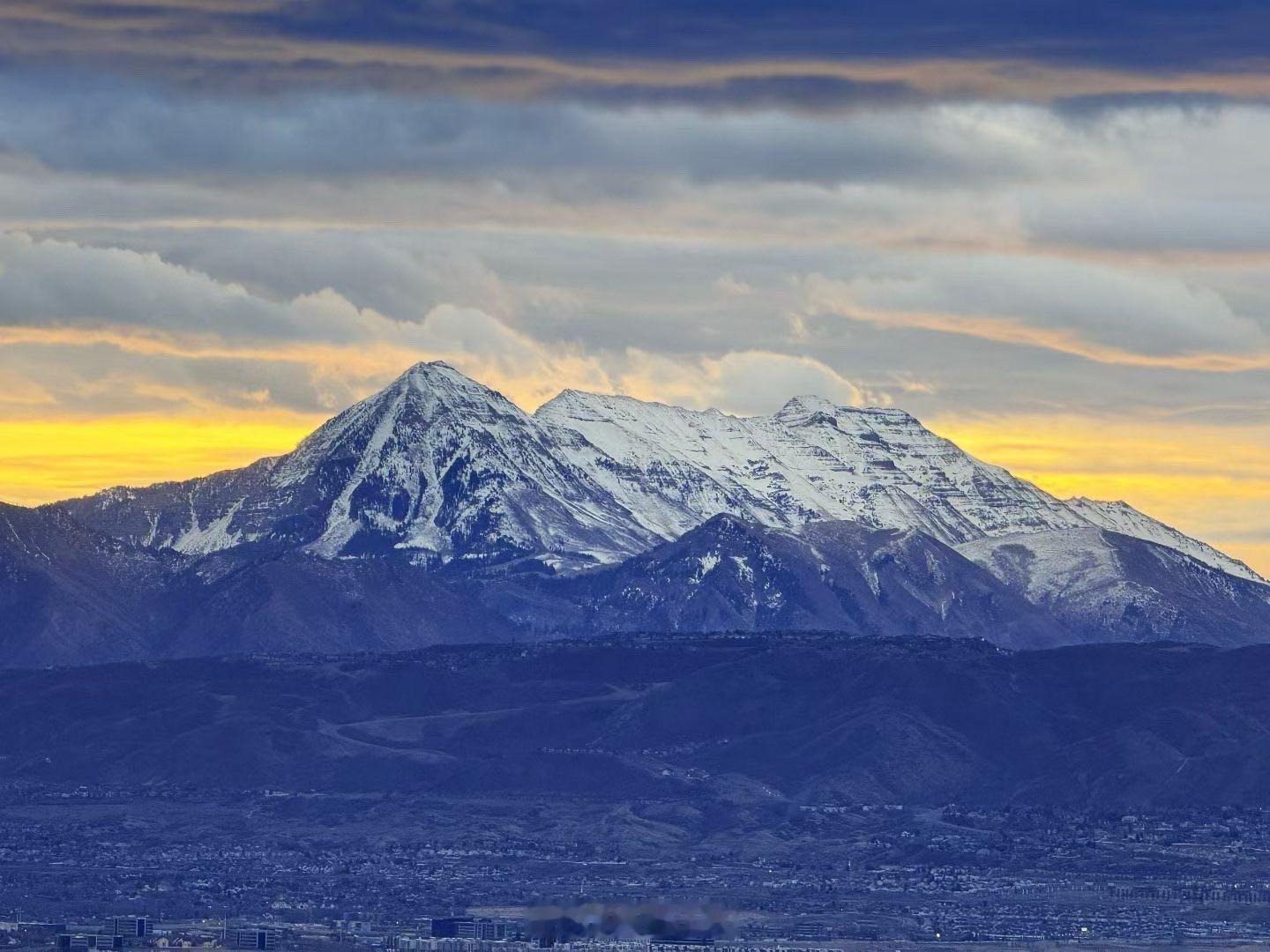 推窗可见的雪山美丽得像油画乖妈摄影