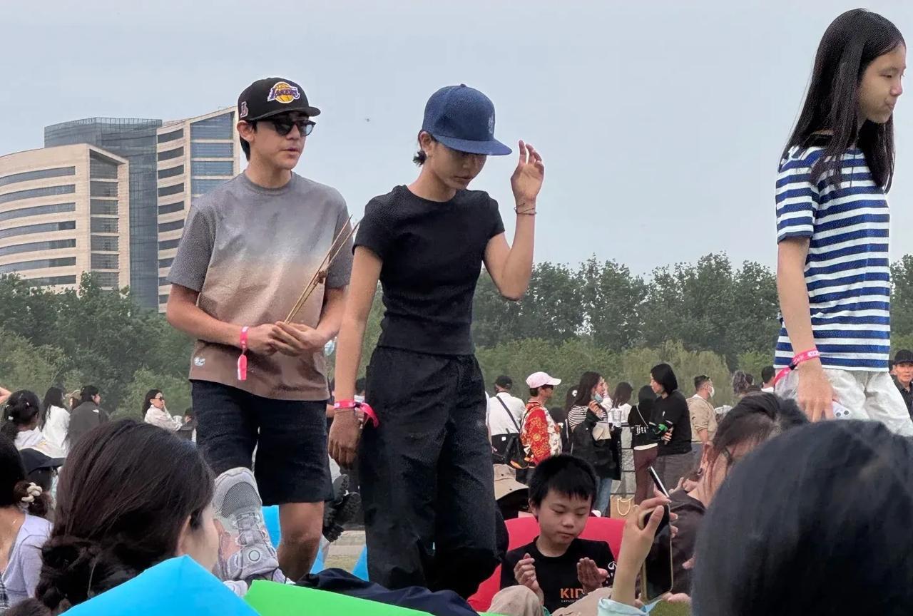 刘烨老婆安娜带两个孩子现身音乐节，诺一吃着烤串、喝着饮料，一家人在草坪上铺着毯子