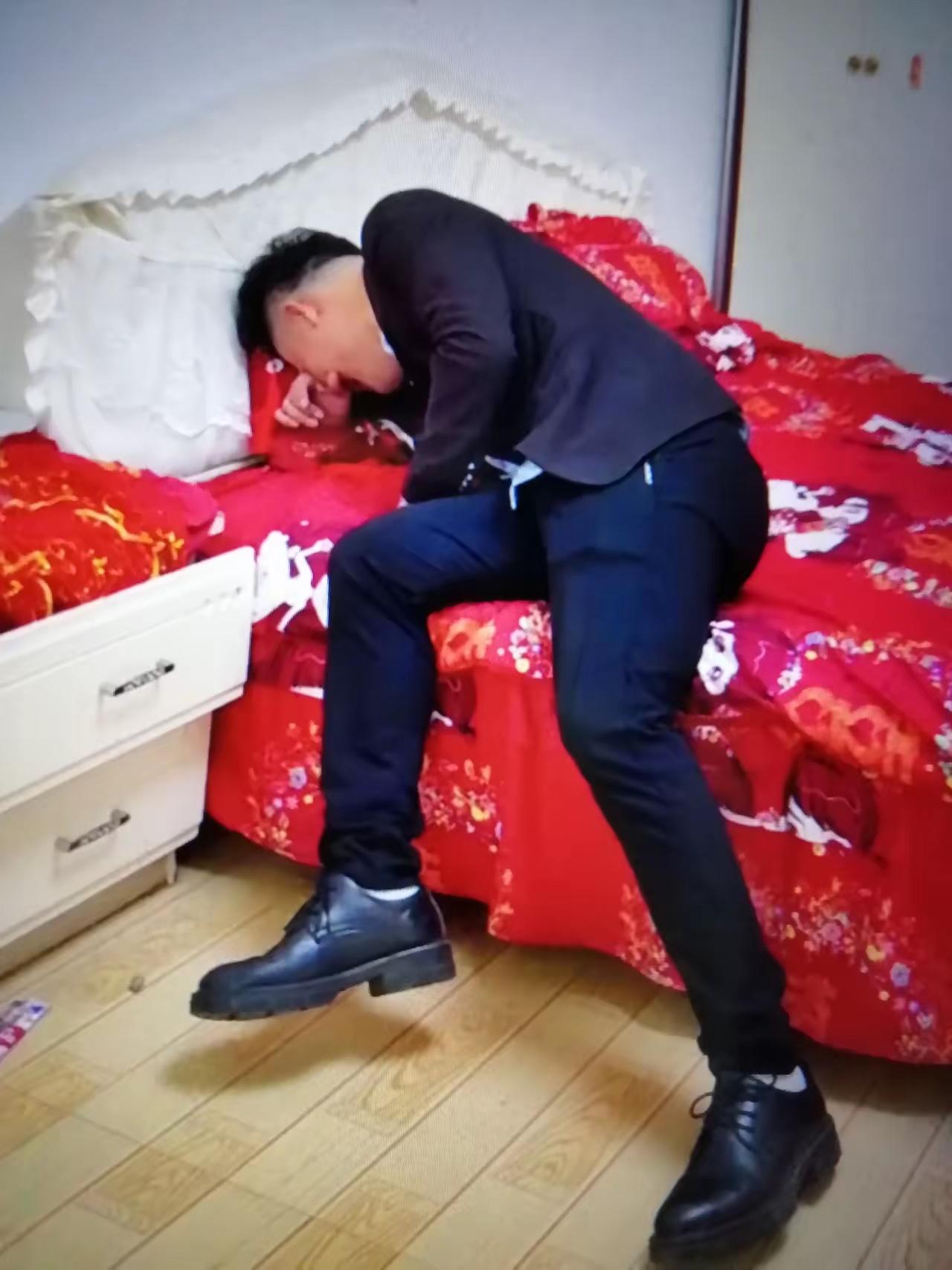 心碎一地，男子结婚头一天被退婚，气的在家崩溃大哭，事因，结婚头一天，丈母娘坐地加