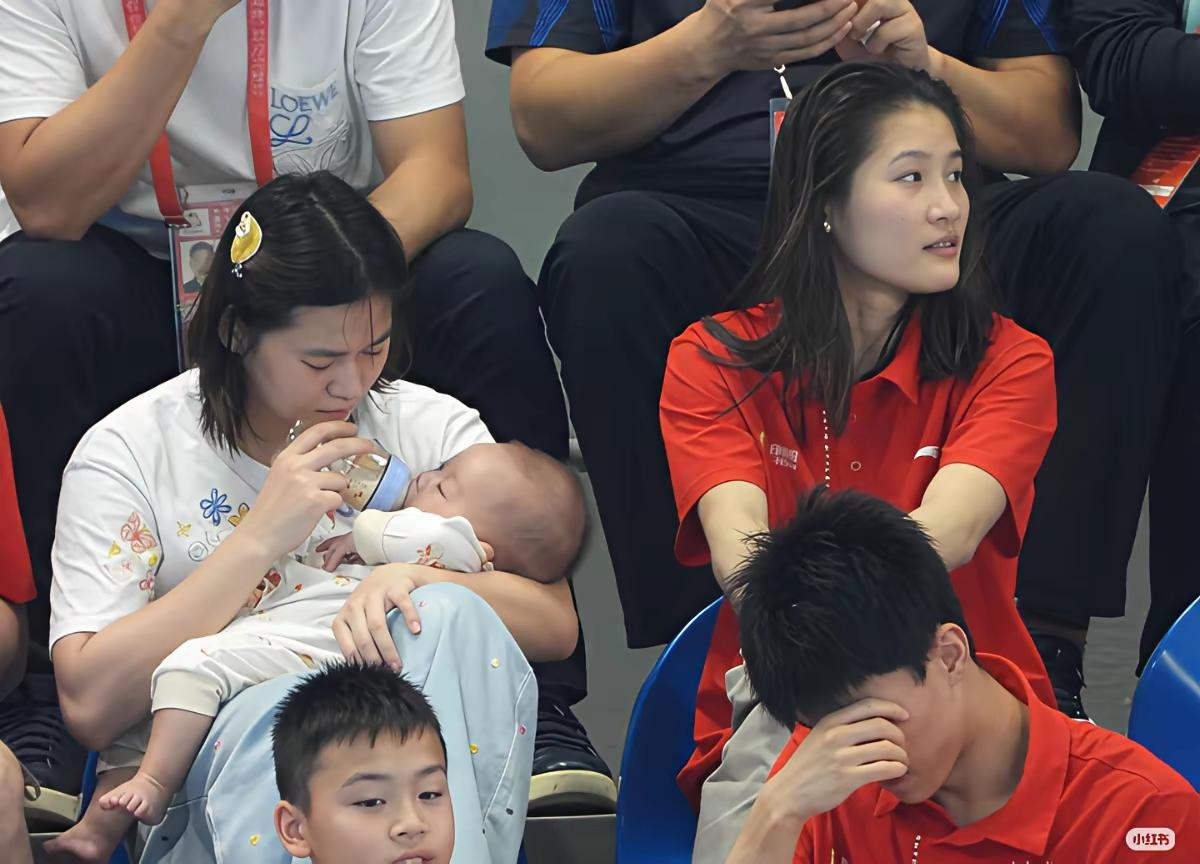 全红婵在看台上给娃喂奶的那一幕，比任何颁奖画面都戳人。没有聚光灯追着，没有