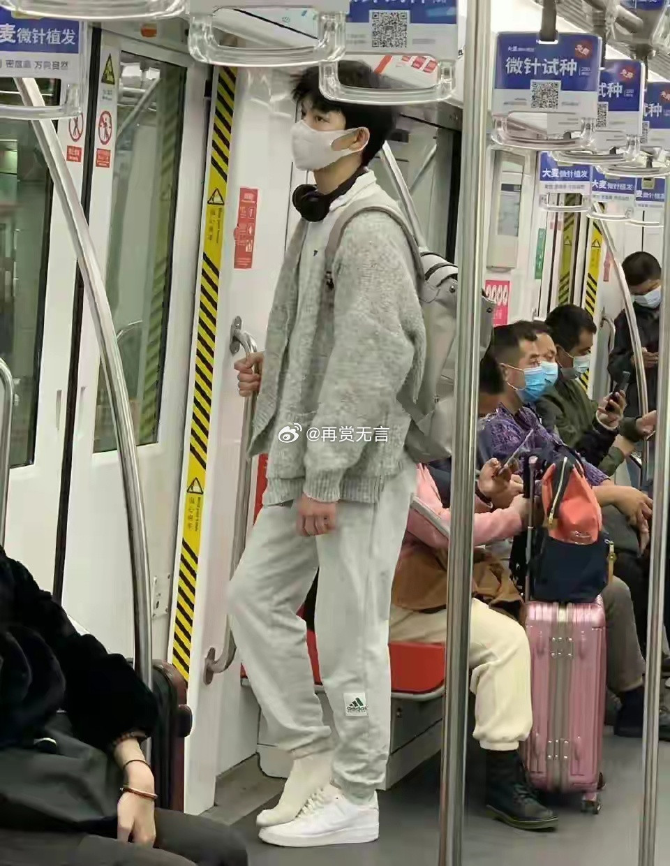 帅哥颜值太高，鞋子被人偷了吗？