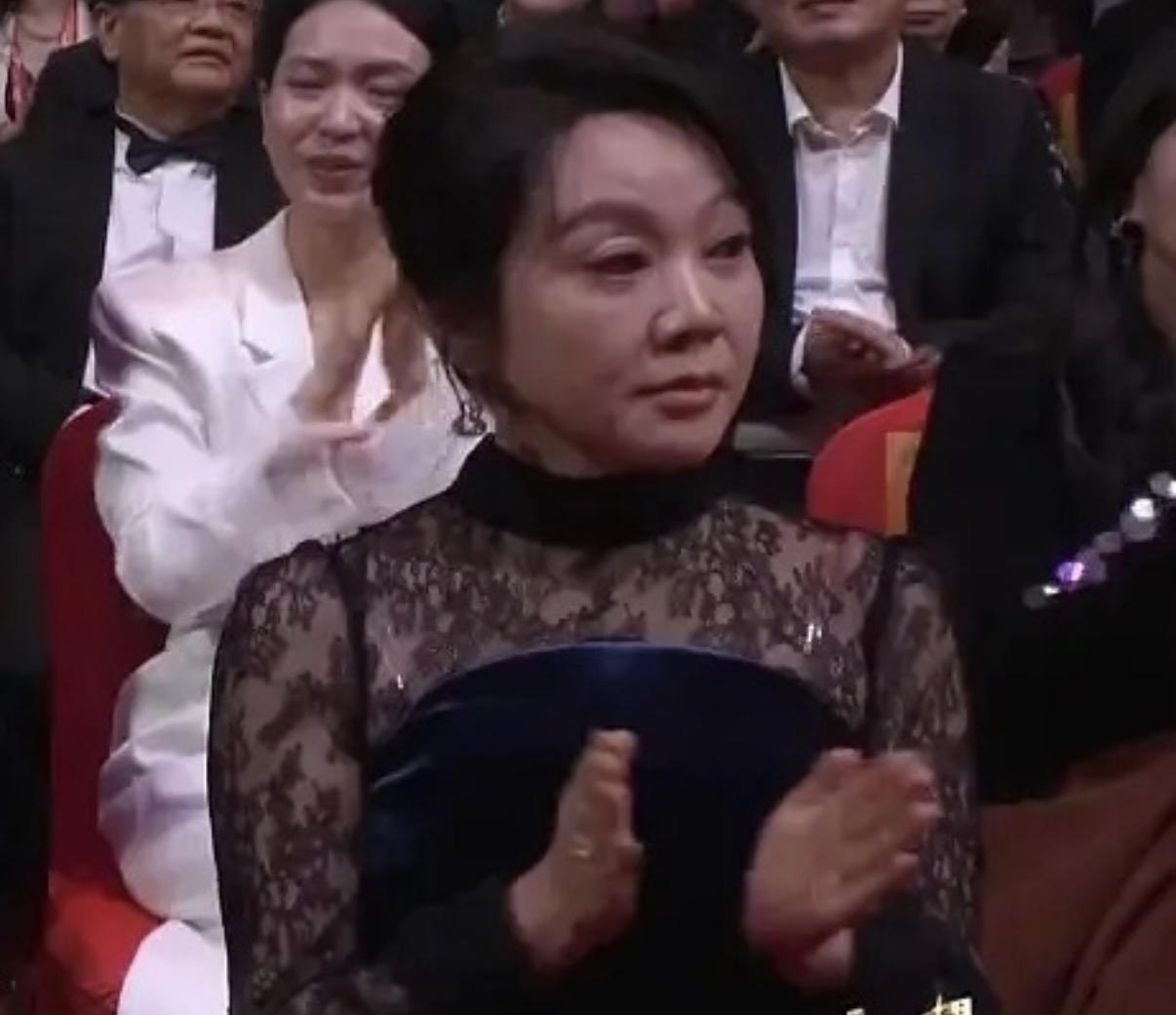微表情是不会骗人的，闫妮的表情已经出卖了他，​很明显能感觉到，闫妮在强撑