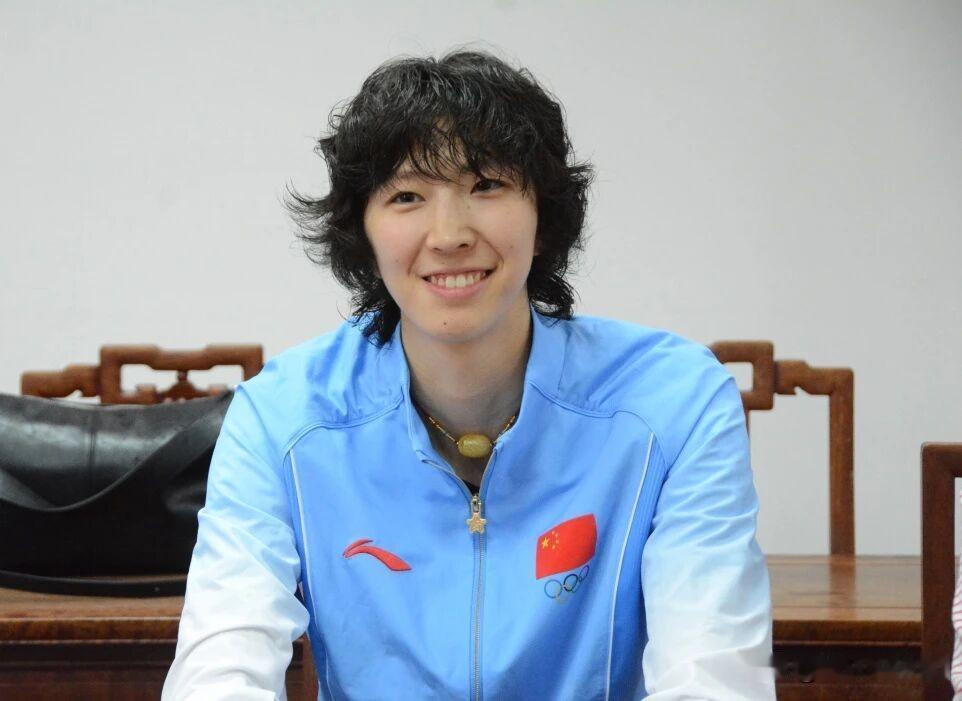 吴梦洁和郭中楠回到母校——南通市田家炳初级中学，参加校方为她们举办的欢庆仪式。两