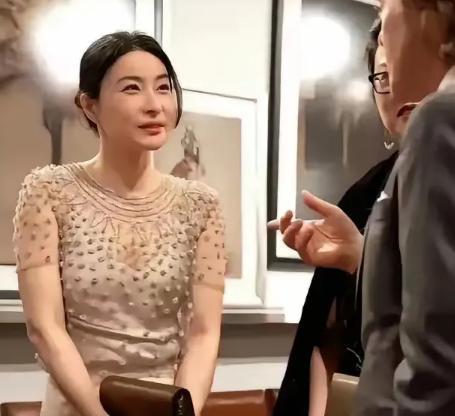 为什么香港人超喜欢郭晶晶？那是因为郭晶晶长了一张传说中百年一遇的，贵妇相！香港某