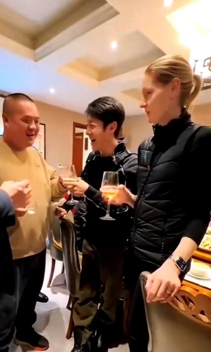 吉尼斯认证官除夕夜在干嘛？不是认证纪录，而是给娃挑鱼刺。撒贝宁刚下春晚，武汉