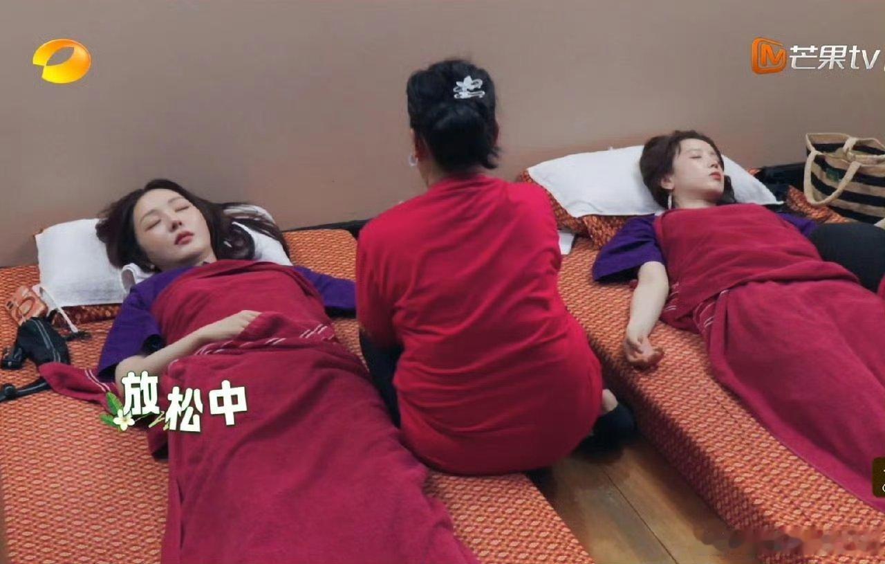 同框太考验底子了！姜妍、昆凌、靳梦佳、张雅琪躺着做按摩，无妆无滤镜的放松状态，颜值和皮肤状态的差距直