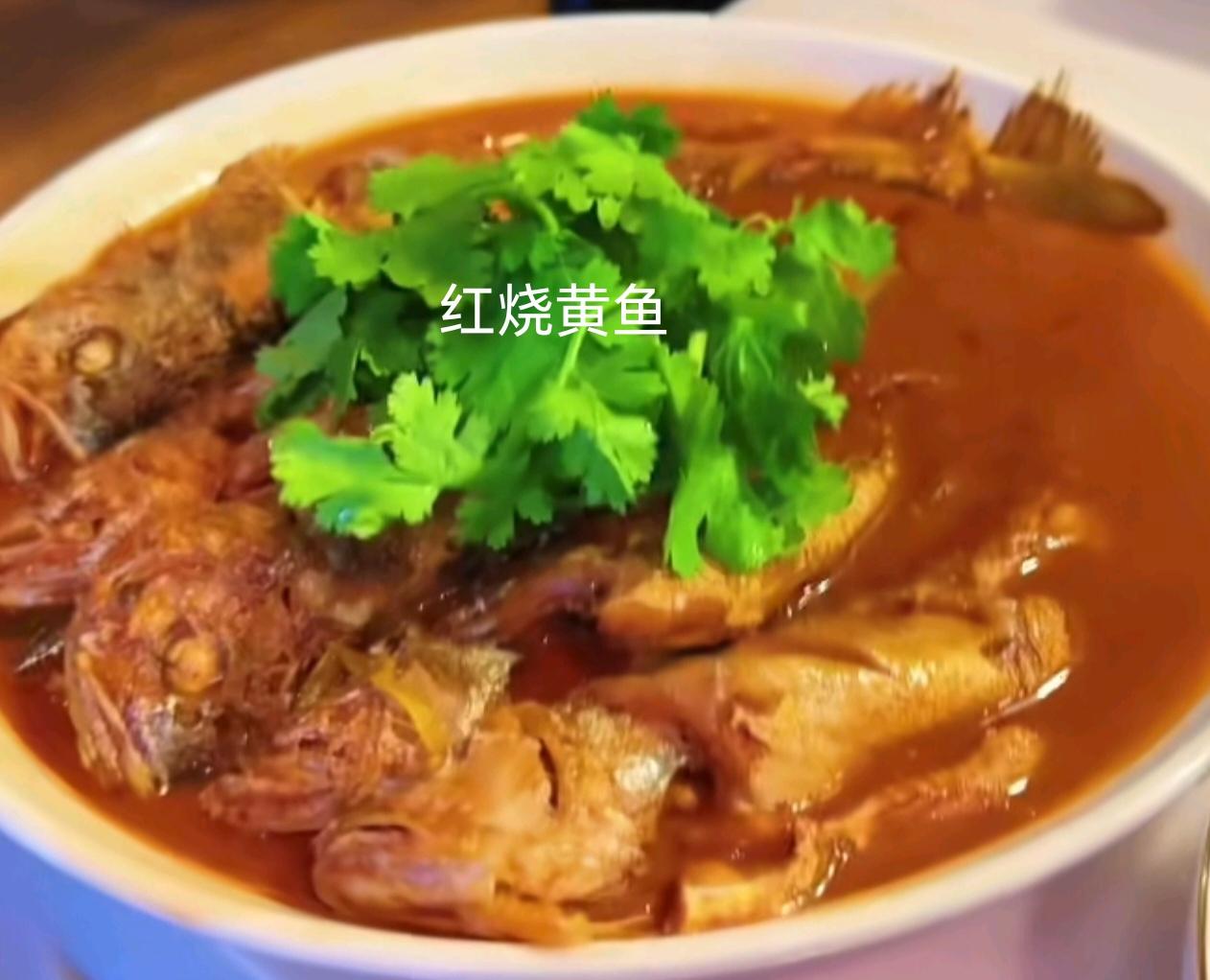 晚上没打招呼就去三婶家蹭饭，惊喜的是一桌家常菜刚好都是我的心头好。红烧黄鱼、