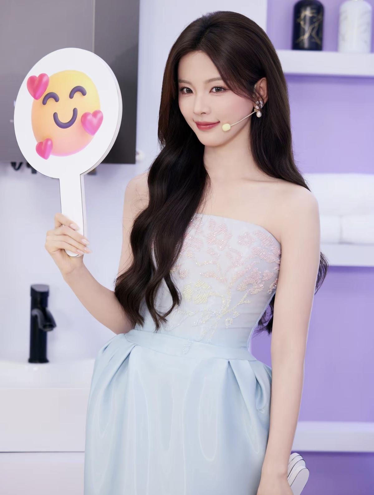 杨超越的美貌，是我永远的视觉舒适区[比心]被杨超越的温柔氛围感狠狠拿捏了，像从画