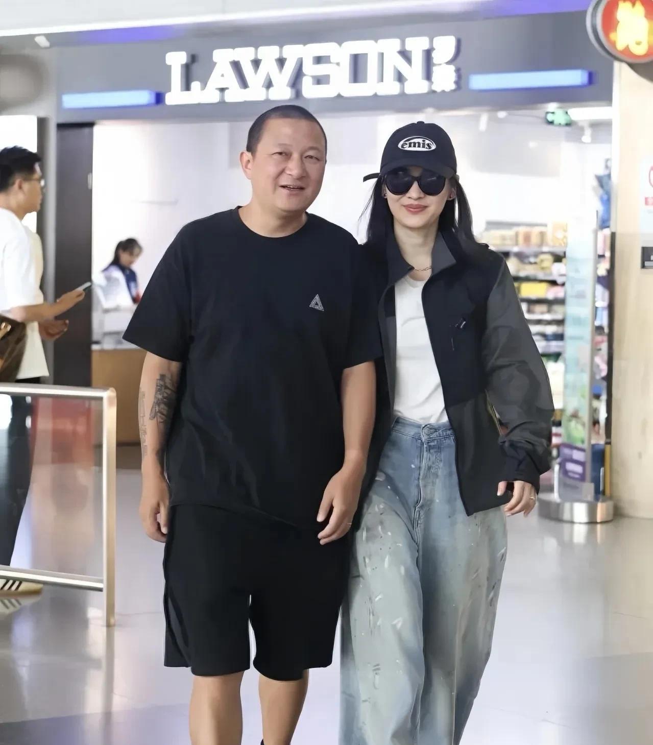 你们发现了吗？女明星的老公越普通，生活越幸福！梅婷参加完活动，老公机场接机，夫