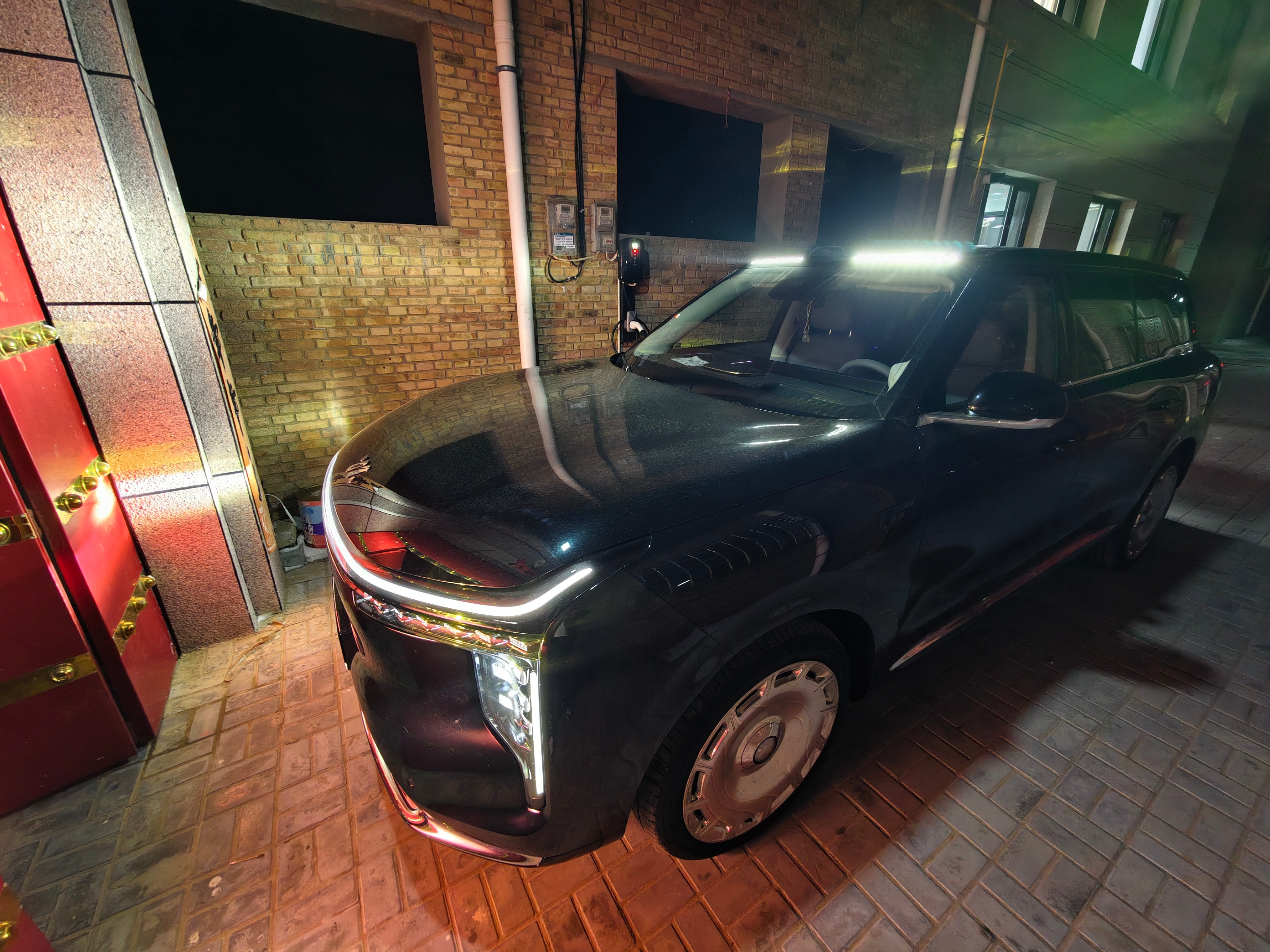 智己LS9的产品经理一定很痛恨远光党然后加入了车顶照明灯这玩意晚上贼亮