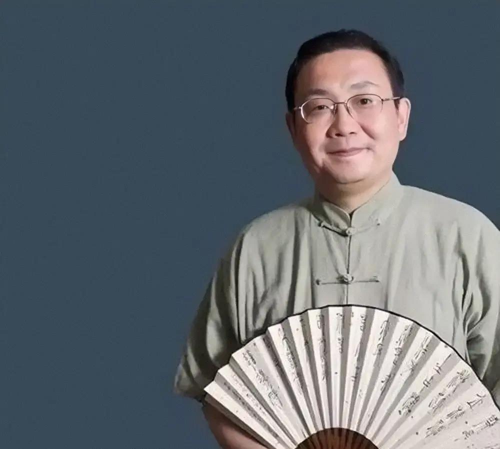 徐文兵一句“冬天别碰大棚绿叶菜”把网友劈成两半。他说那玩意不见太阳不接地气，吃