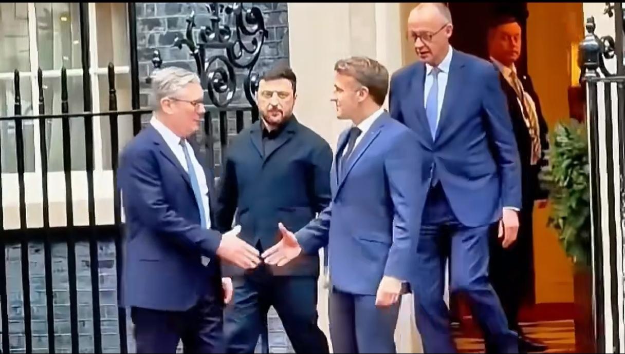 泽连斯基是真要把乌克兰的家底搞干净才放手啊！乌东已落入俄罗斯之手，想收回已无可