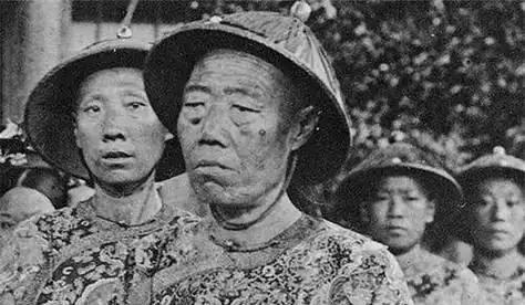 1966年，北京发现了李莲英的墓葬，打开棺木后，景象令人毛骨悚然。196
