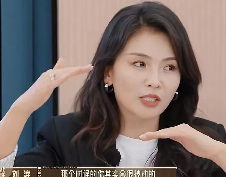 柯淳因为对自己的演技不自信，拒绝了拍长剧的机会，刘涛怒其不争的劝说道：“你明年可