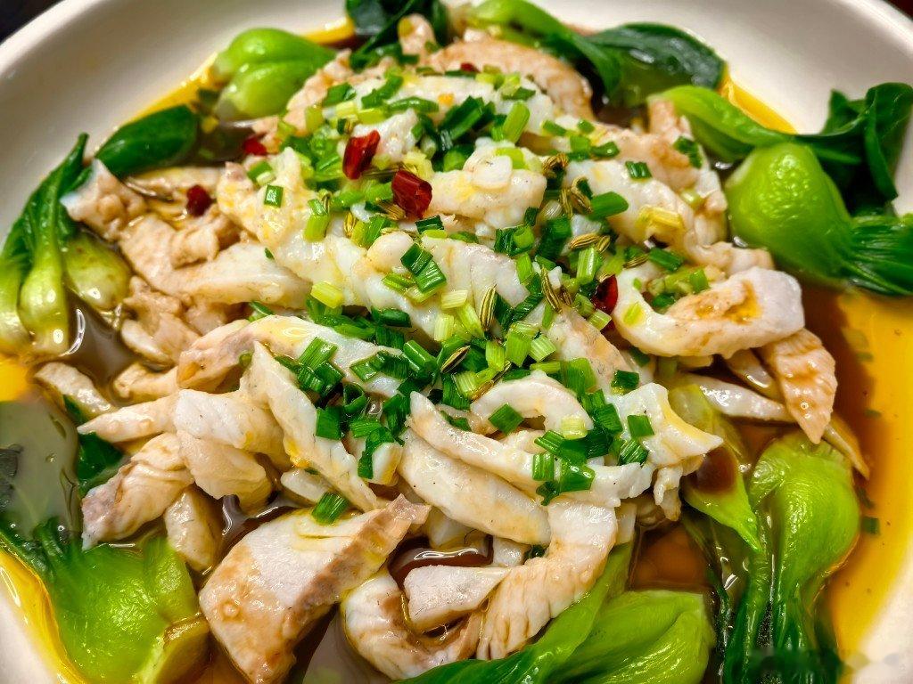 葱油鲈鱼今天突发奇想，把鲈鱼切片剥皮切丝，刀功差，吃个意思