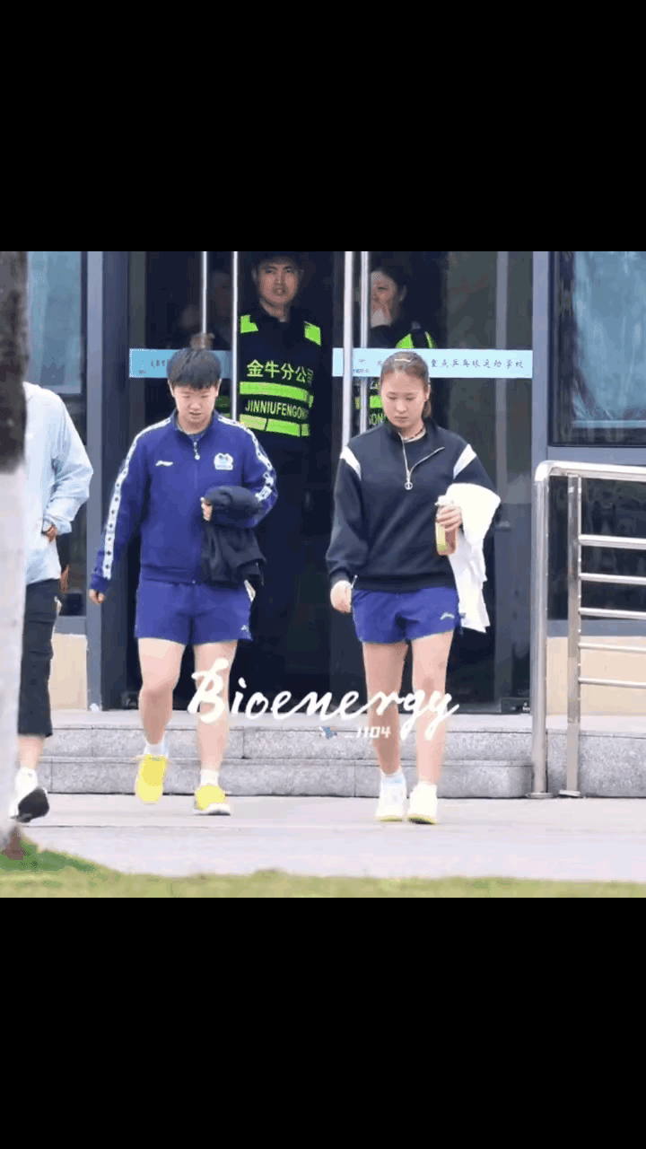 3月23日的莎莎好像瘦了，但笑得很灿烂！今天早上头哥上训时居然还穿着羽绒服，看