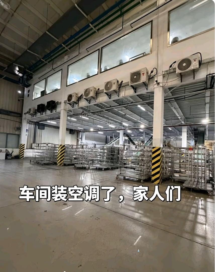 工厂的2楼办公室，竟然把外机装在车间！！厂里的工人有“福”了，终于吹上空调了！