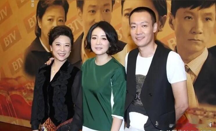 早些年的陈小艺其实长得也不难看，算是气质独特的女演员，站在王馥荔旁边，气质上不输