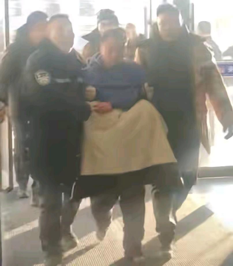 这个抢劫犯姚远，没有跑多远距离，跑到了距离长岭的75公里外的地方。抢劫的时候他穿