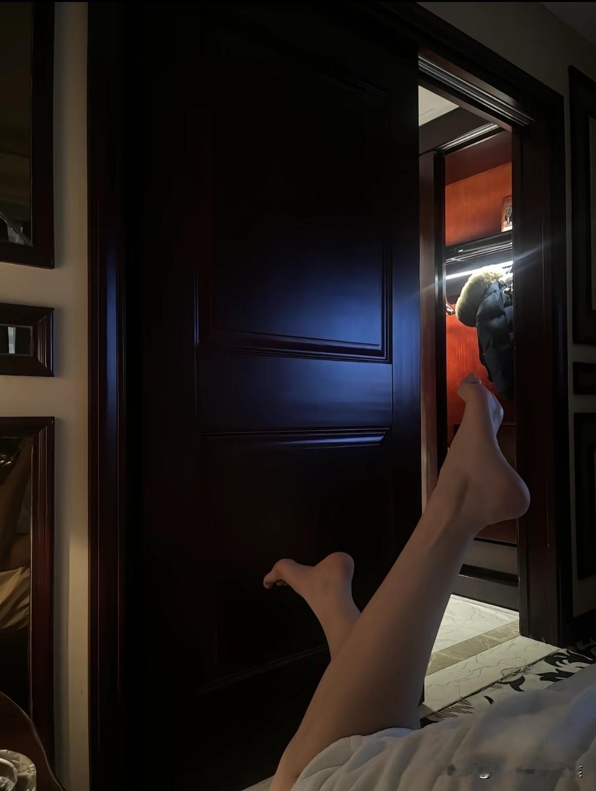 前几天在亚朵开房。一进大堂，就有一个小姐姐跟着我，我俩一起进了电梯。她一直跟