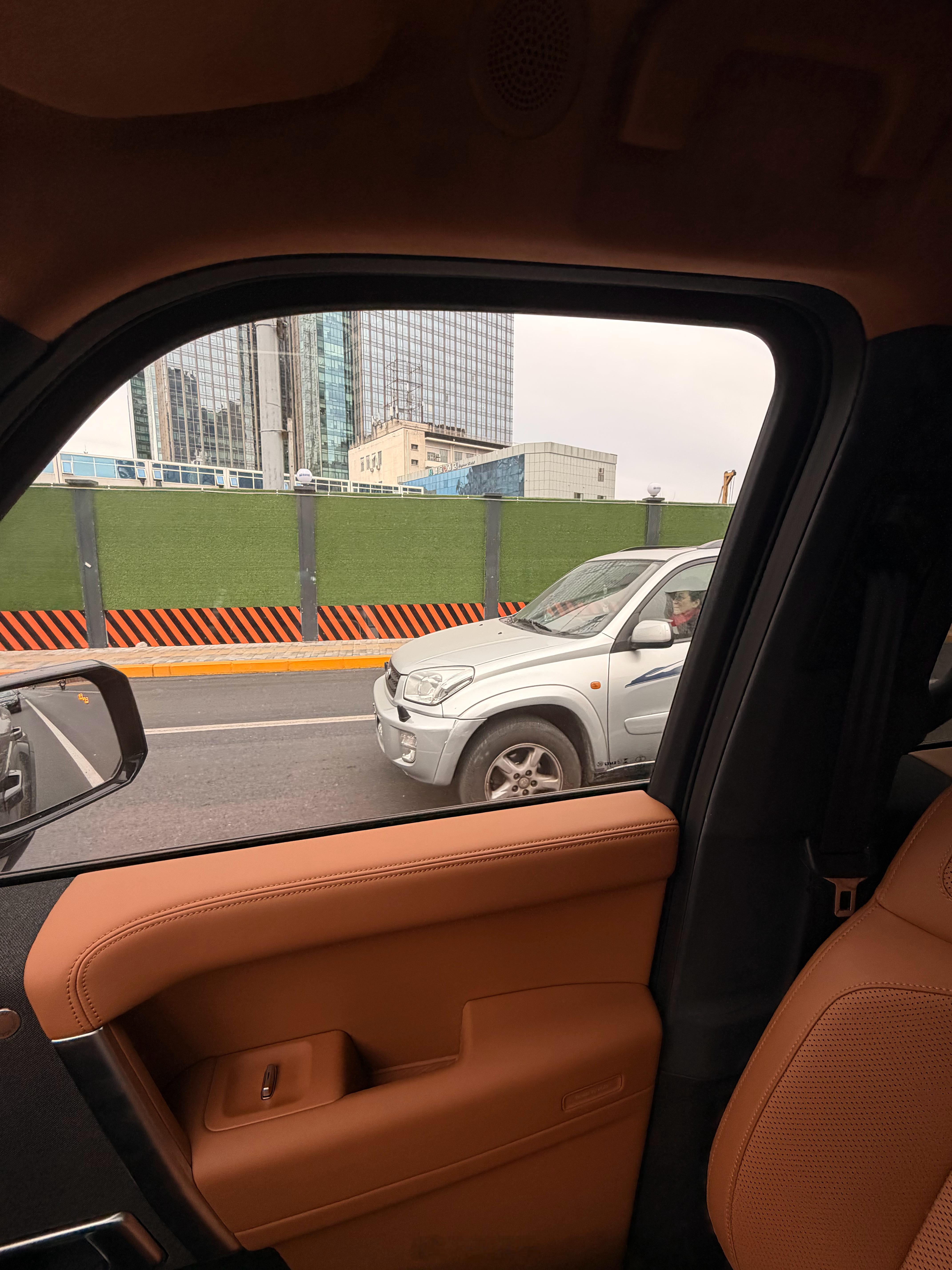 二代两门RAV4，带小书包，零几年可是30多万的nb存在。现在开这个车在马路上，