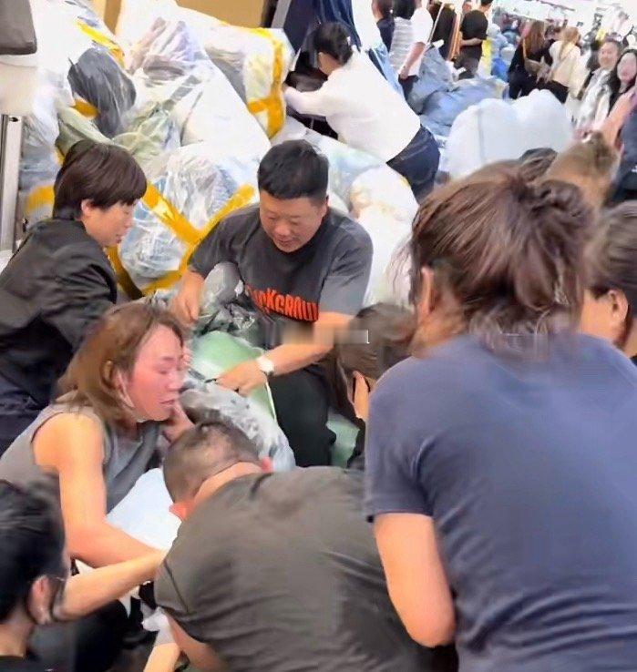 实体店老板“抢”衣服是真实存在的，确实很拼，但是实体店衣服贵并不是因为衣服这个原