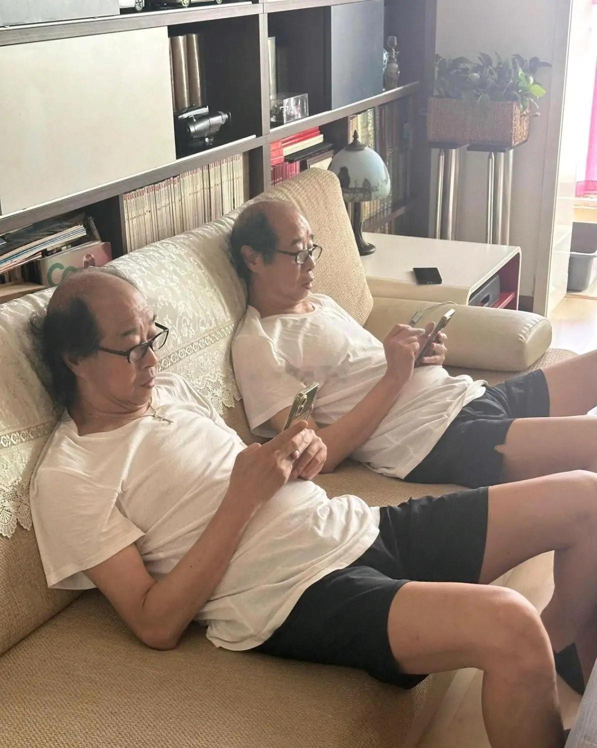 基因这玩意太神奇了，这一对双胞胎不仅相貌一样，连秃的程度都完全一致！​​​