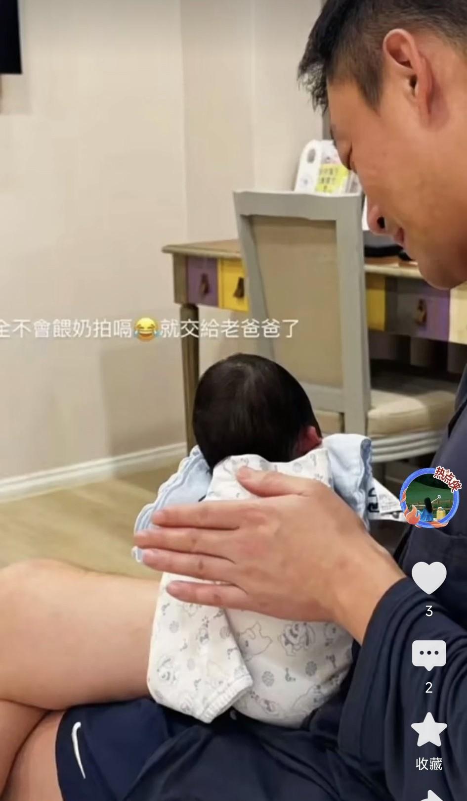 汪小菲这张深夜喂奶照，真的把全网宝妈都看哭了！他怀里抱着刚出生的小七宝，正在给孩