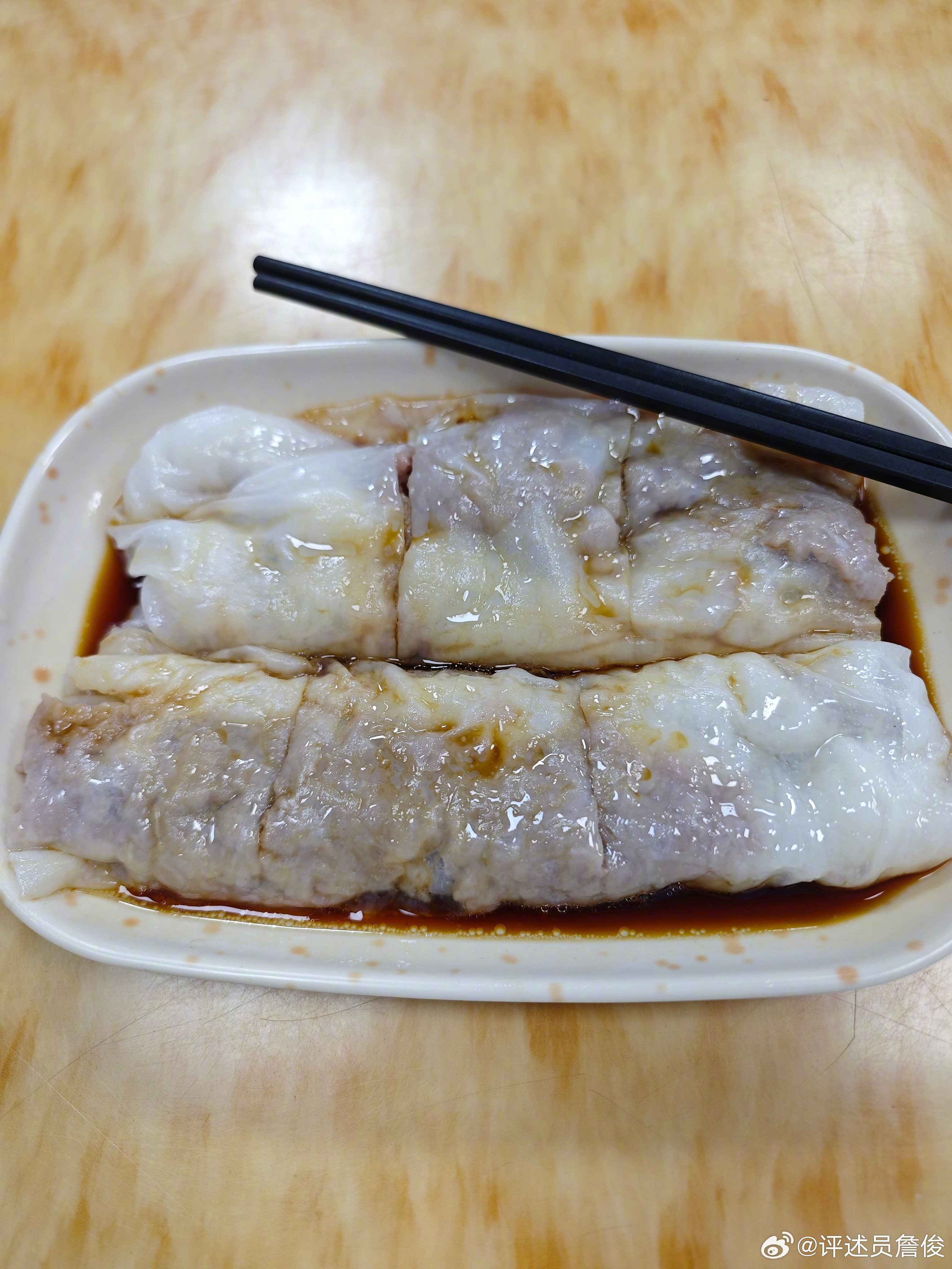 “抽屉式”肠粉店在广州随处可见，想品尝窝篮肠粉则要打车过来。这么大的一个窝篮，浓