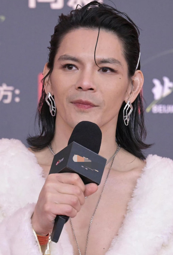 向佐欠澳门赌场128万赌债，网友嘲笑：赌品太差劲！一开始我也不相信向华强家大业