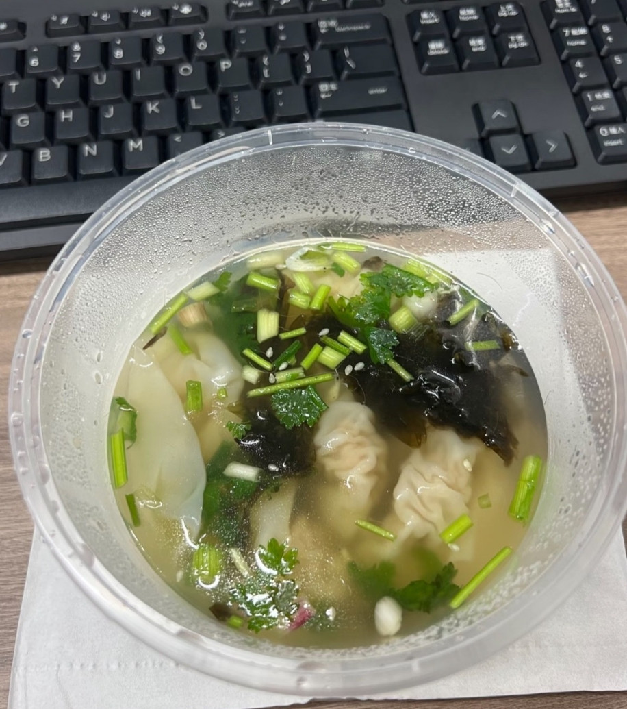 某局长有个习惯，早上准点到单位上班，但一年365天从来不在家吃早饭。他总让办公室