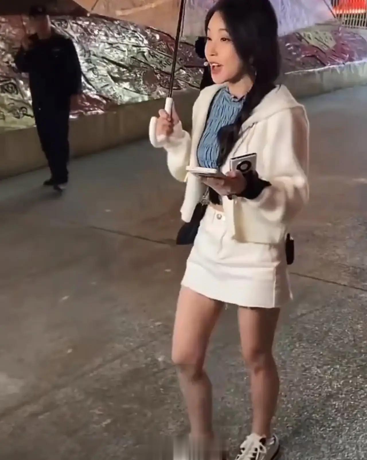 女网红冯提莫能够红是有道理的，看看人家户外直播多专业。光手上的手机都拿了两个，