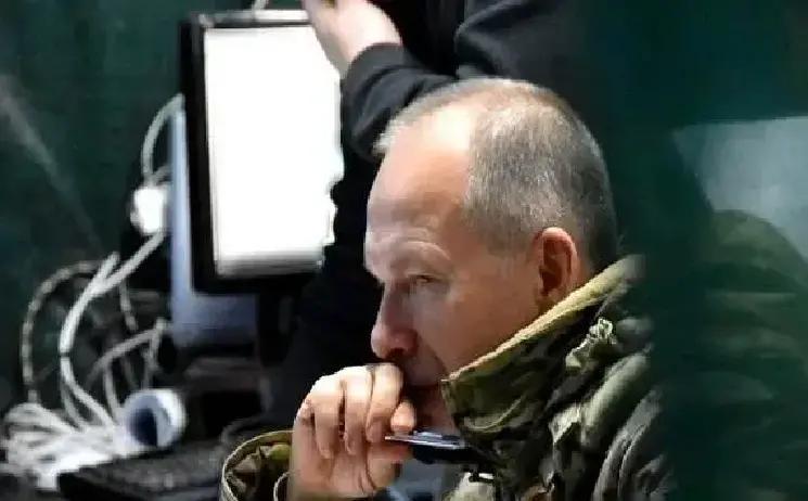 我跟你讲，最近这事儿，看得人后背发凉。乌克兰，感觉一下子就被人从背后捅穿了。全线