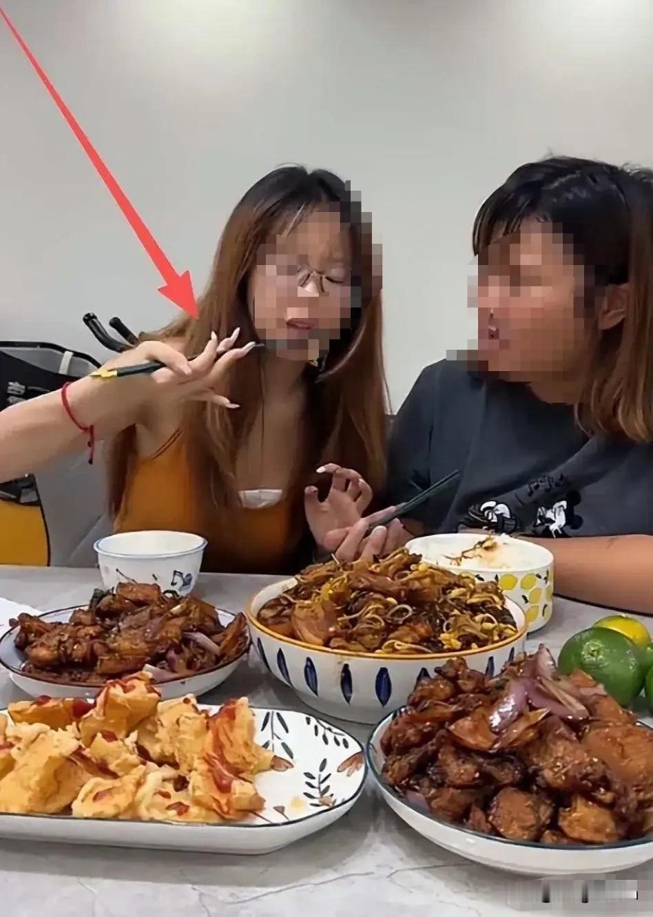 贫家养出“伪千金”大小姐弄的那么长的指甲，吃饭娇滴滴的，挑三拣四自以为